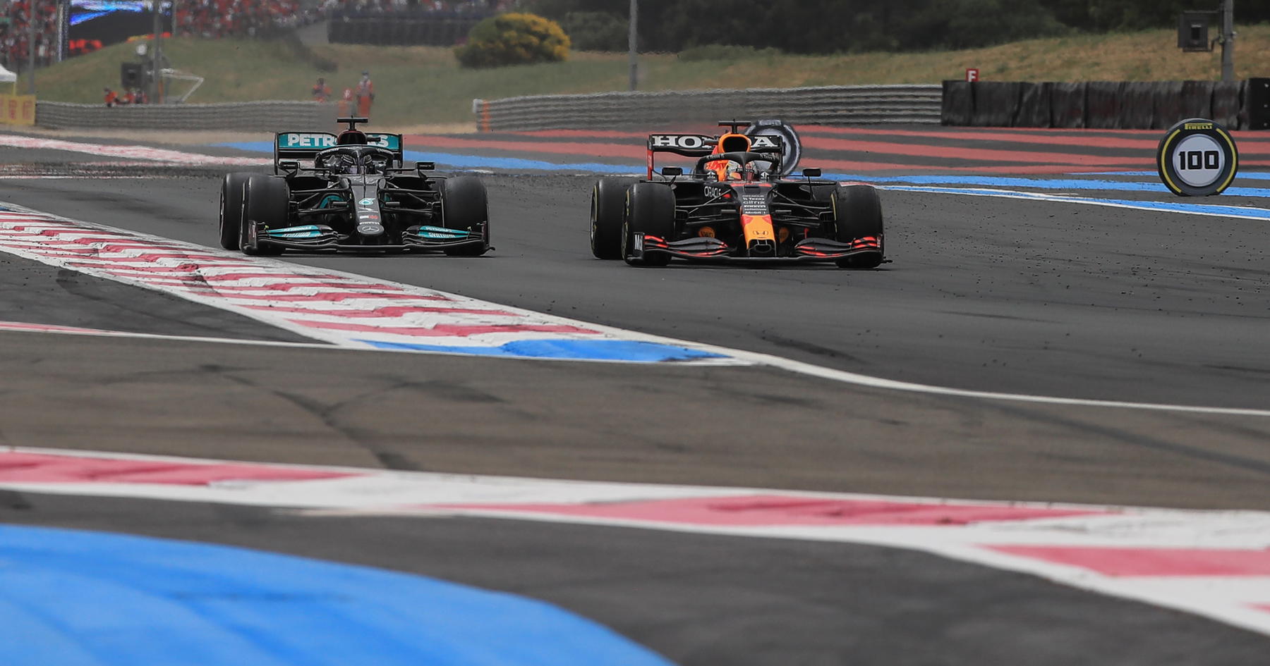 Red Bull Ungguli Mercedes dalam Duel Penting Verstappen-Hamilton