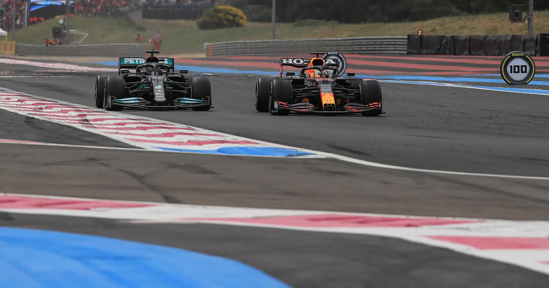 Red Bull Ungguli Mercedes dalam Duel Penting Verstappen-Hamilton - sumber: (racingnews365)