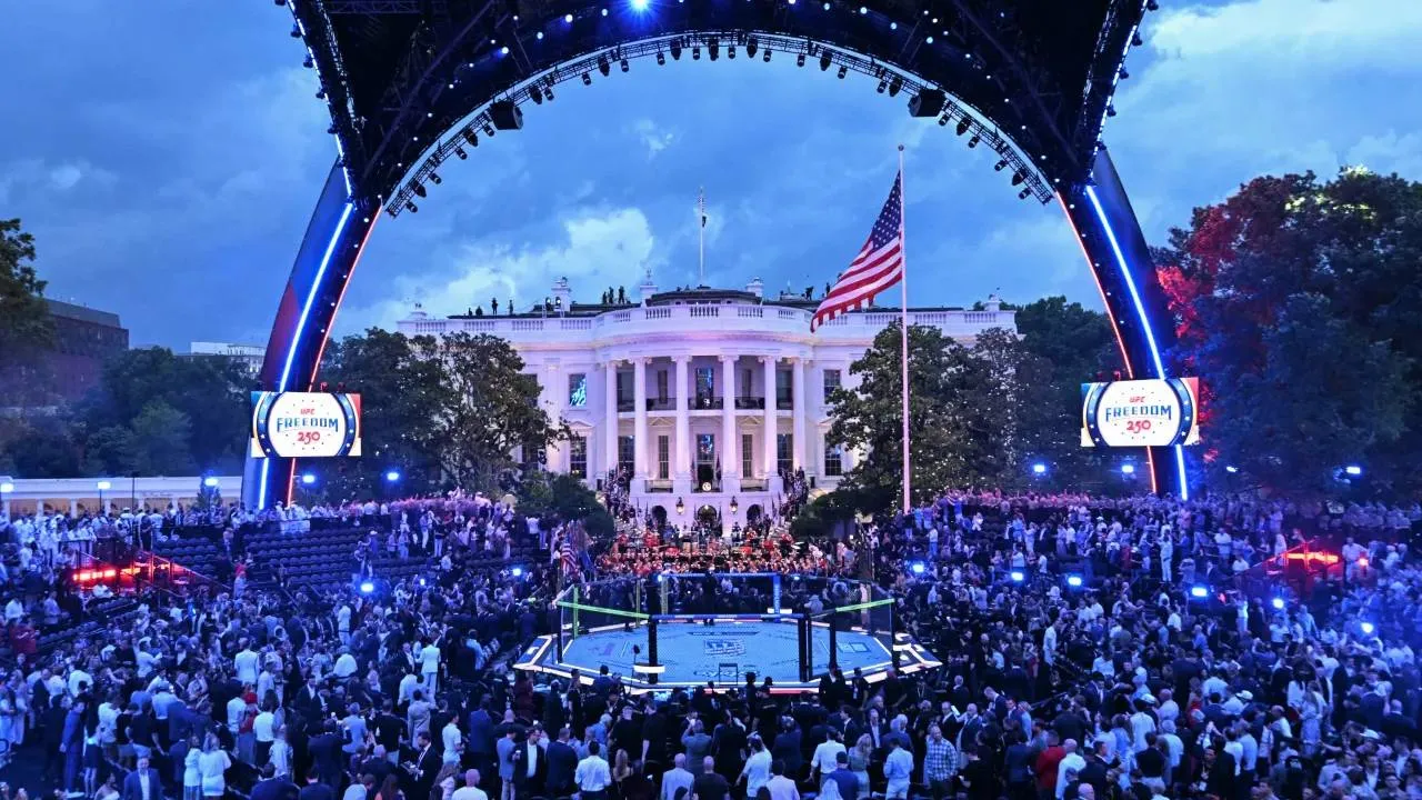 Sejak sebelum acara berlangsung, UFC Freedom 250 memang sudah menarik perhatian publik karena digelar di South Lawn Gedung Putih. (Foto: AP)