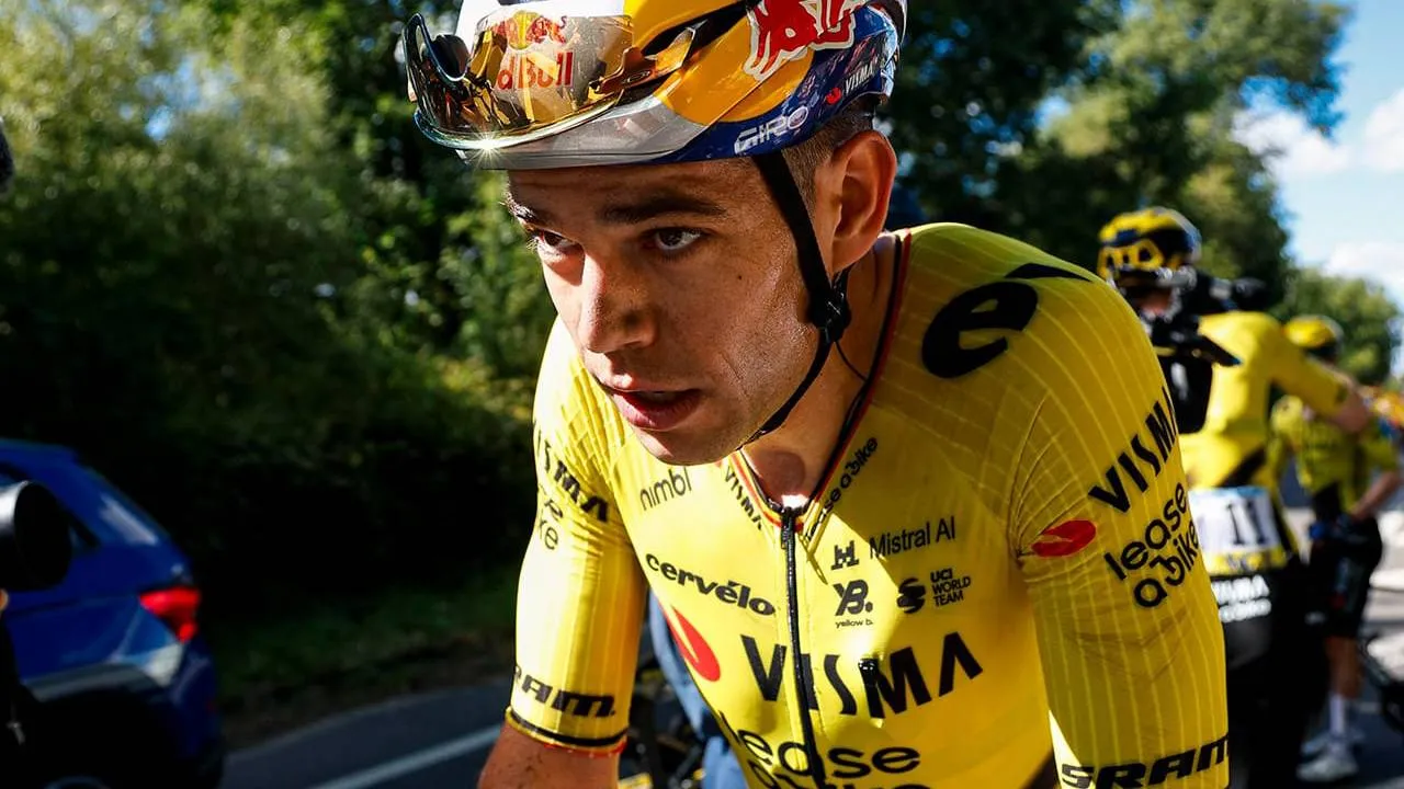 Wout van Aert masih merasakan dampak cedera siku akibat kecelakaan saat menjalani latihan menjelang Tour Auvergne-Rhône-Alpes pekan lalu. (Foto: AP)