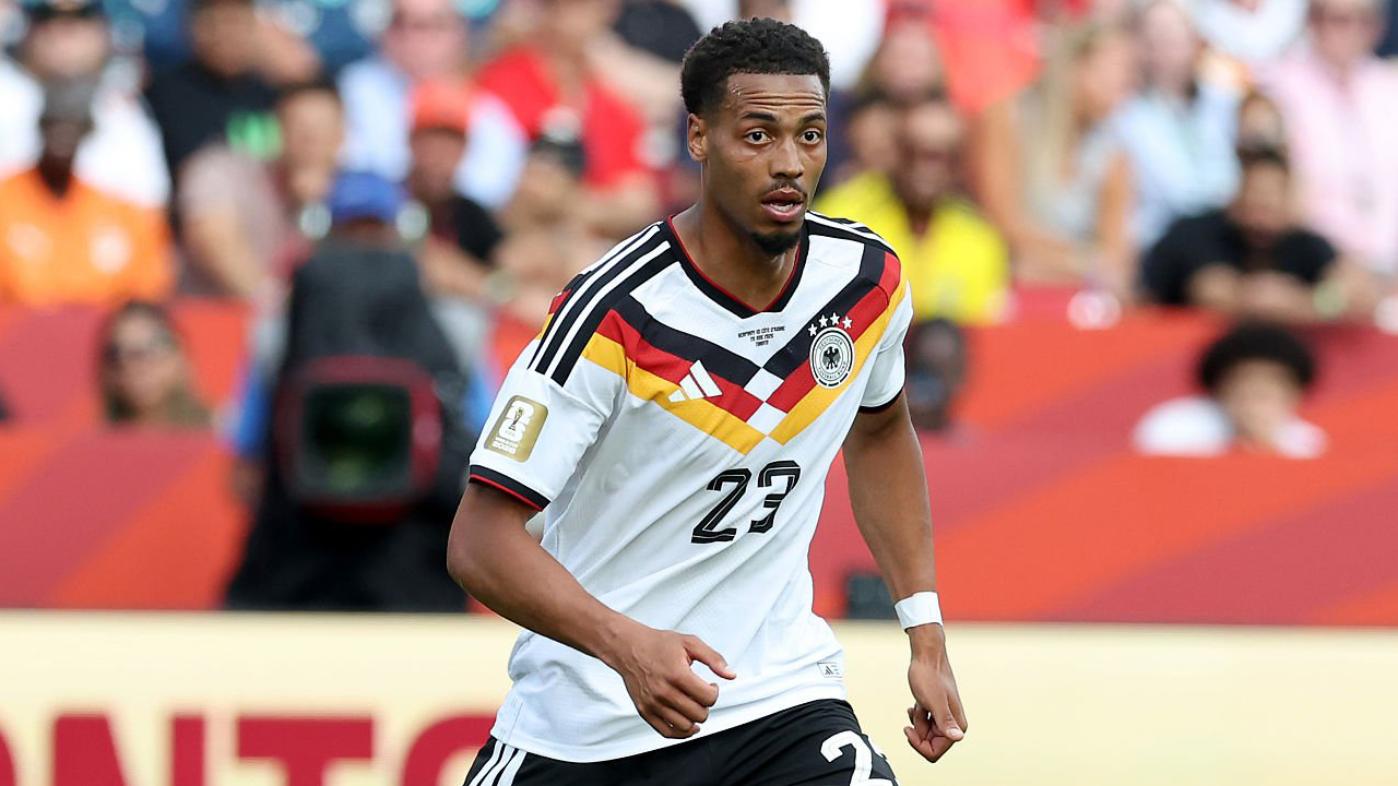 Gary Neville Dukung Manchester United Kejar Felix Nmecha