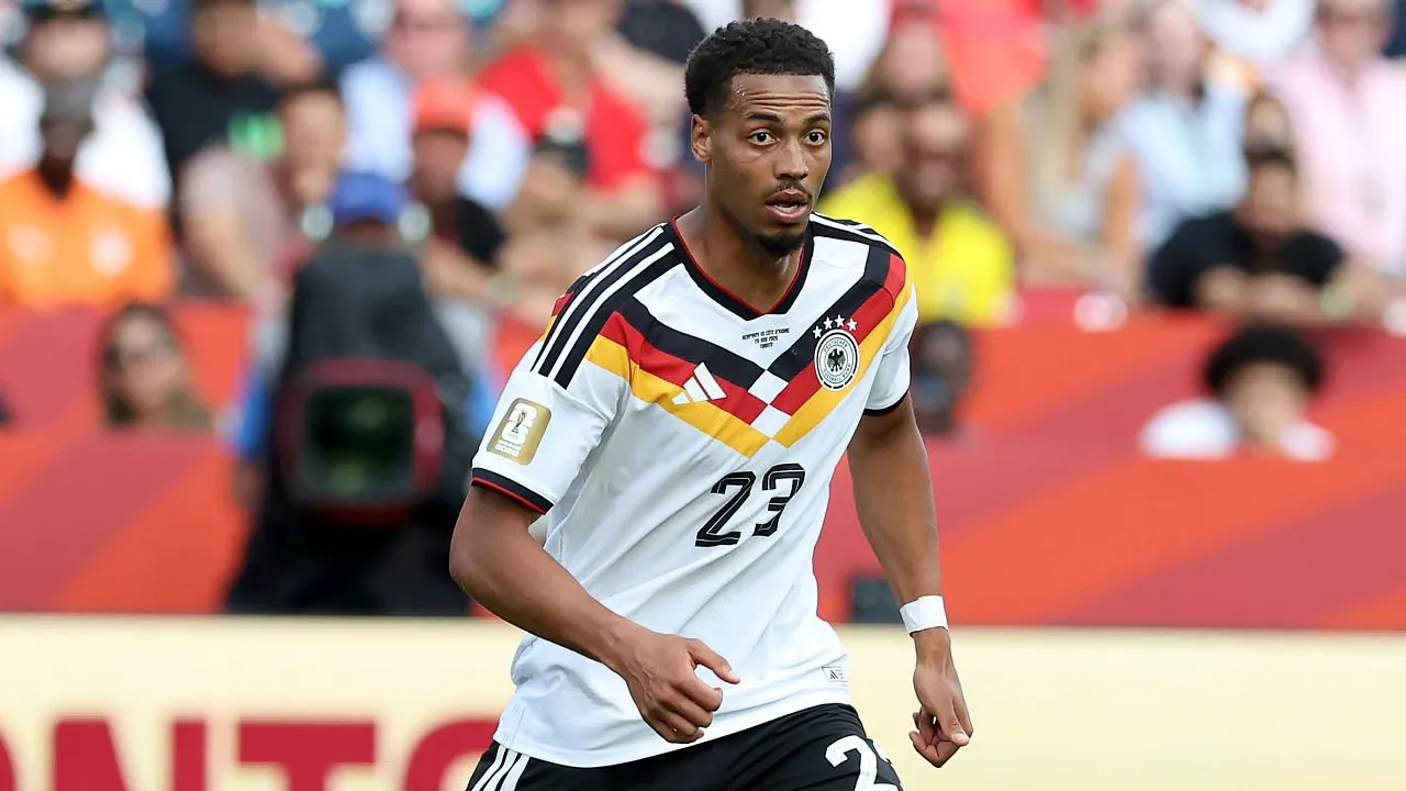 Gary Neville Dukung Manchester United Kejar Felix Nmecha
