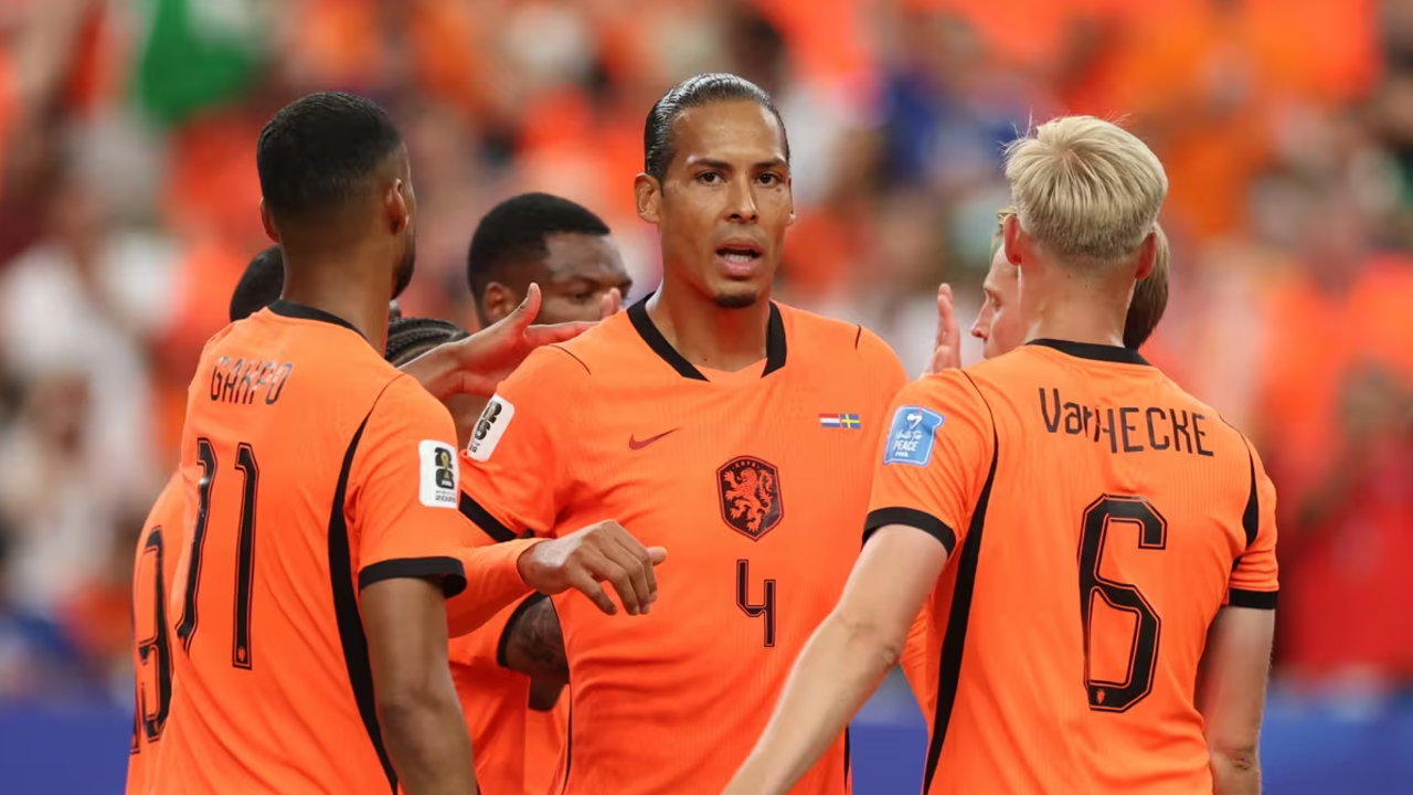 Virgil van Dijk Puji Penampilan Belanda Usai Kalahkan Swedia 5-1