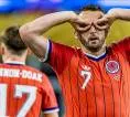 Ada Pesan Kesadaran Kesehatan, Ini Makna Selebrasi Kacamata John McGinn