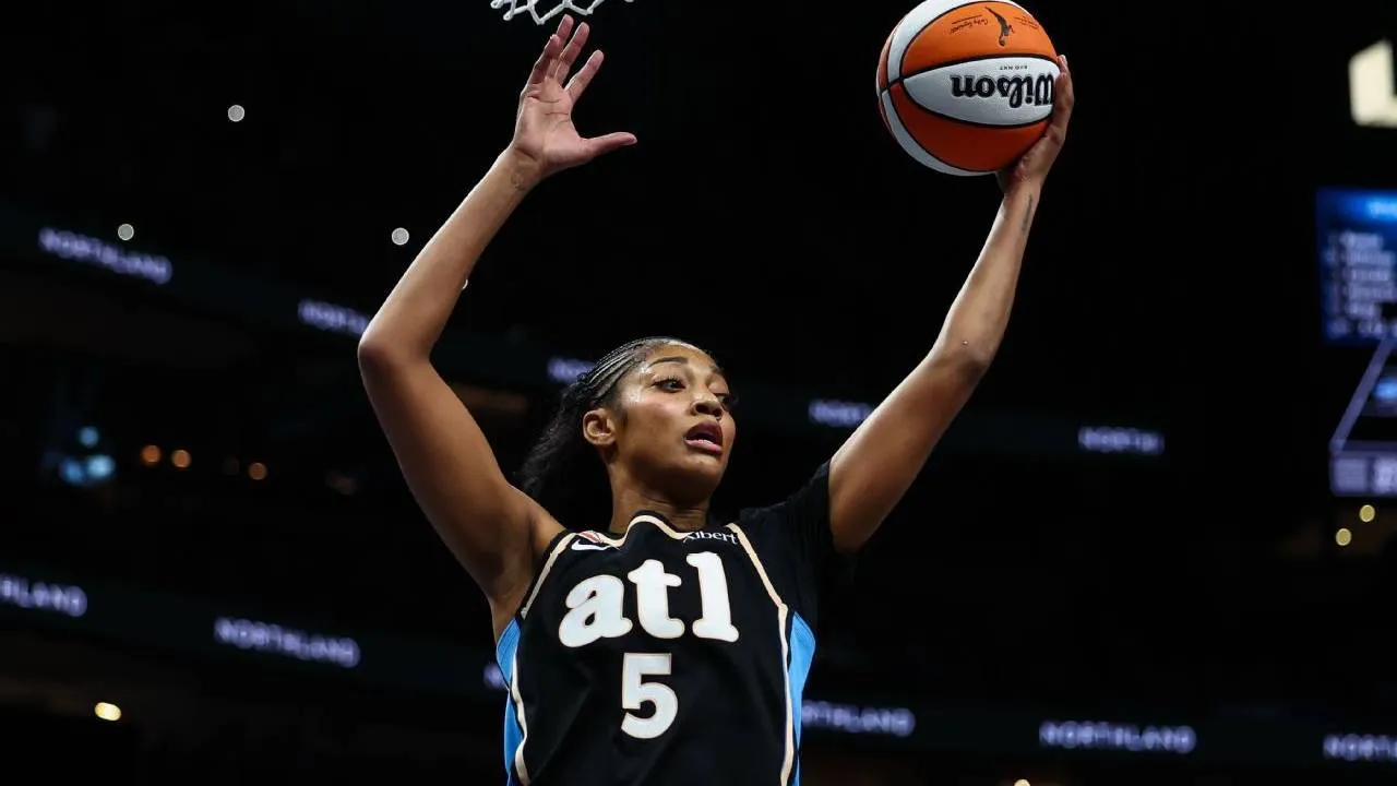 Angel Reese menjadi pemain tercepat dalam sejarah WNBA yang mencapai 1.000 rebound sepanjang karier. (Foto: AP)