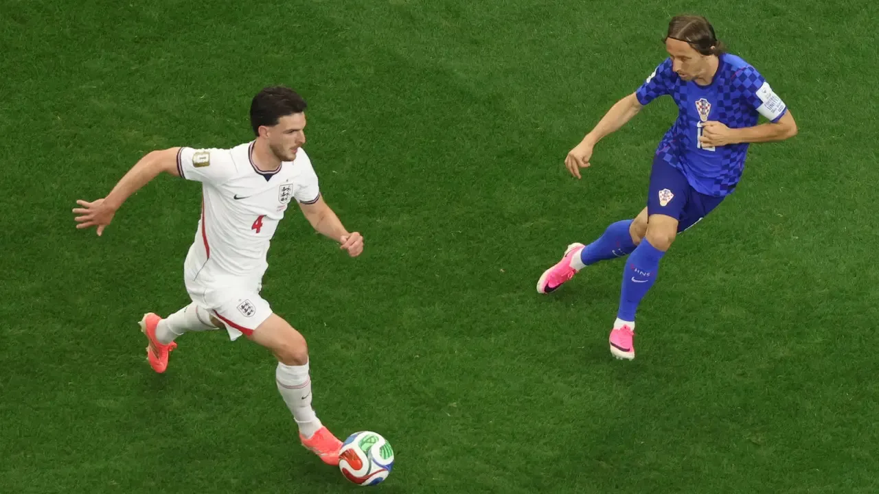 Carragher Ingin Declan Rice Paksakan Diri Bela Inggris Hadapi Ghana