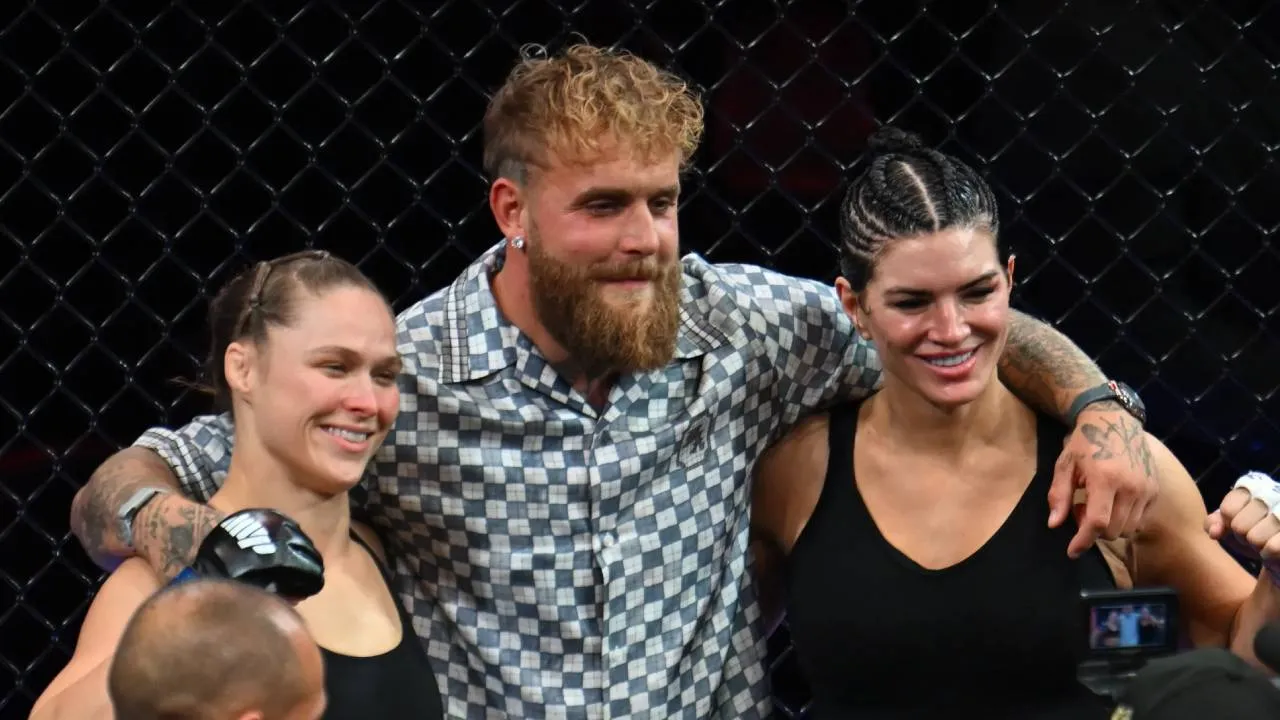 Jake Paul (tengah) berpose dengan Ronda Rousey dan Gina Carano usai pertarungan mereka. (Foto: Fight TV)