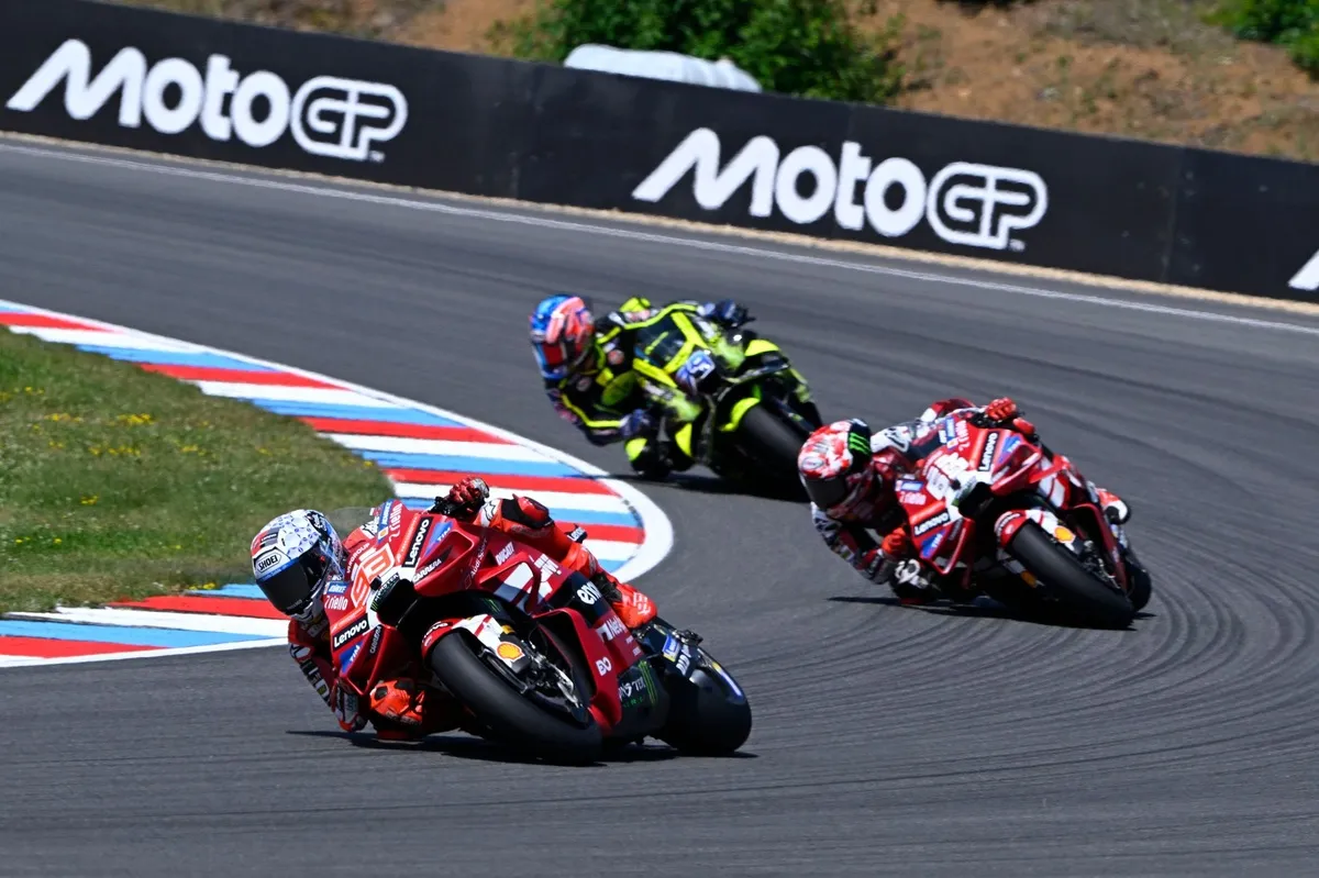 Marquez Kuasai GP Ceko, Bezzecchi dan Martin Tertinggal - sumber: (motorsport)