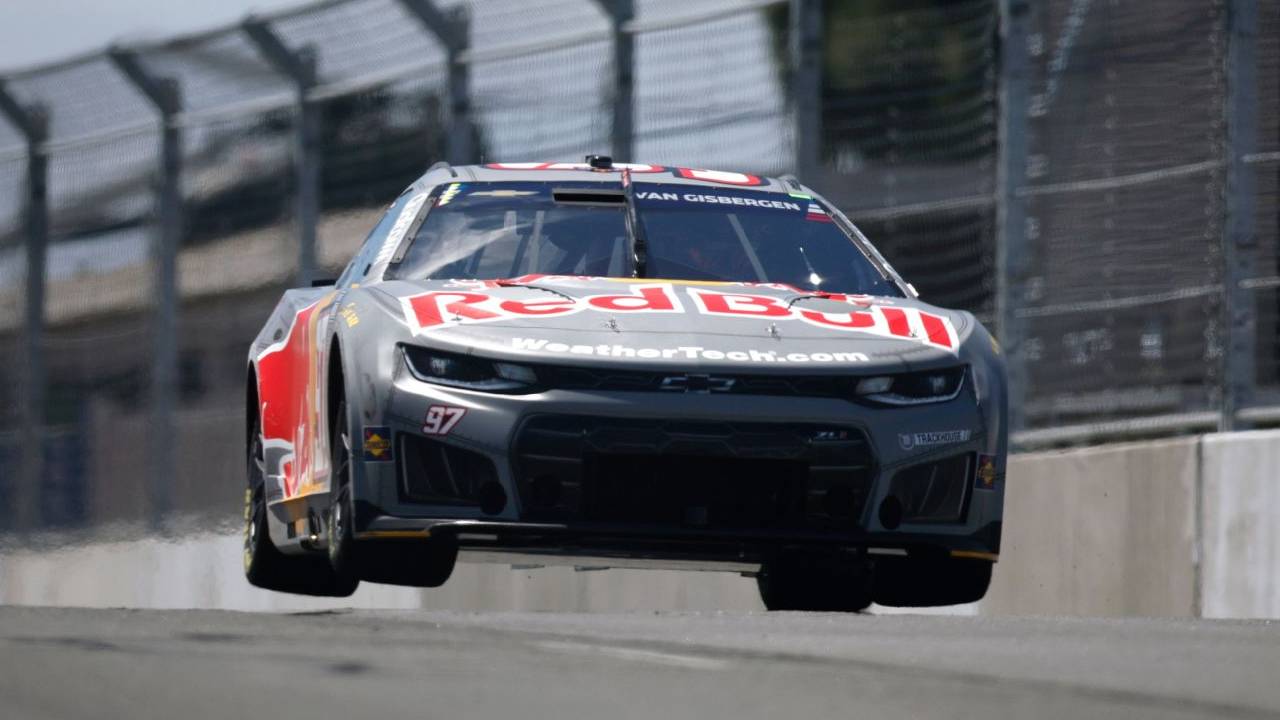 Shane van Gisbergen Rebut Pole Position di Balapan Perdana NASCAR Coronado