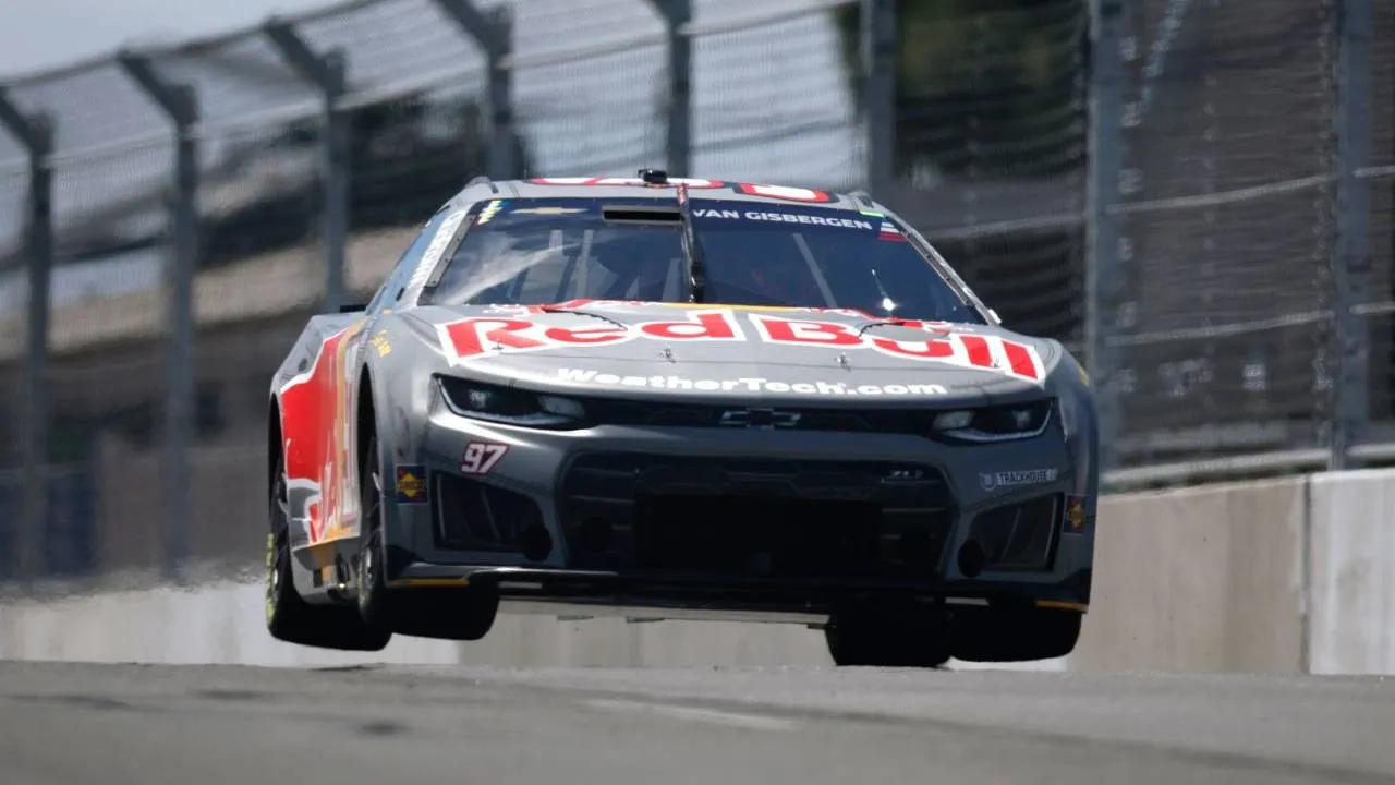 Shane van Gisbergen mencatat waktu terbaik 2 menit 14,788 detik di sirkuit jalan raya sepanjang 3,4 mil dengan 16 tikungan. (Foto: AP)