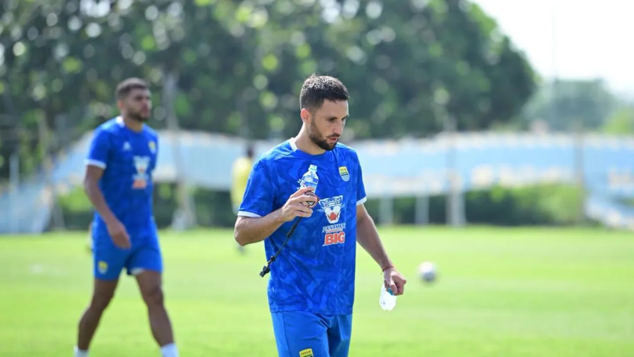 Gelandang Persib, Luciano Lucho Guaycochea