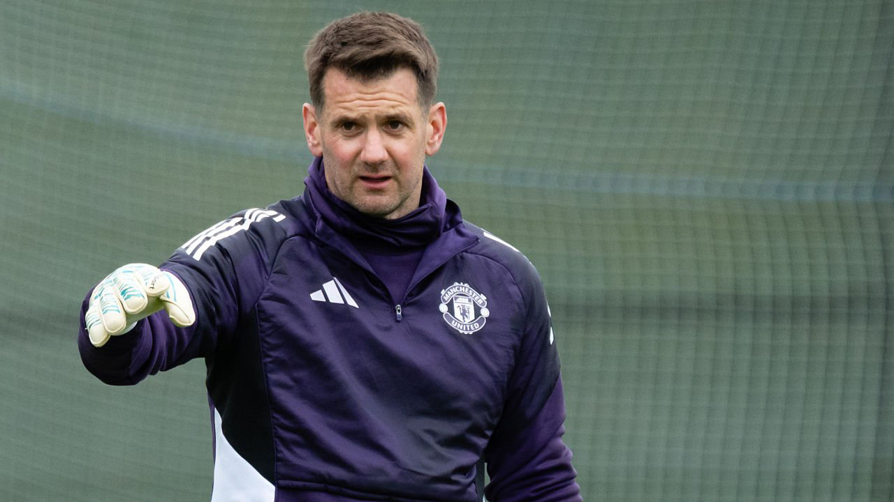 Bukan Sekadar Kiper Cadangan, Ini Alasan MU Pertahankan Tom Heaton