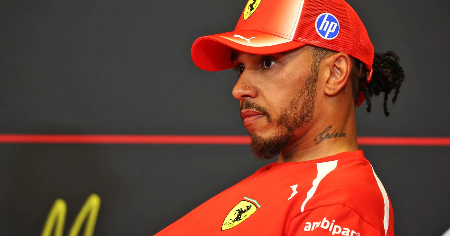 Lewis Hamilton Kritik Biaya Balap yang ‘Tak Masuk Akal’ - sumber: (racingnews365)