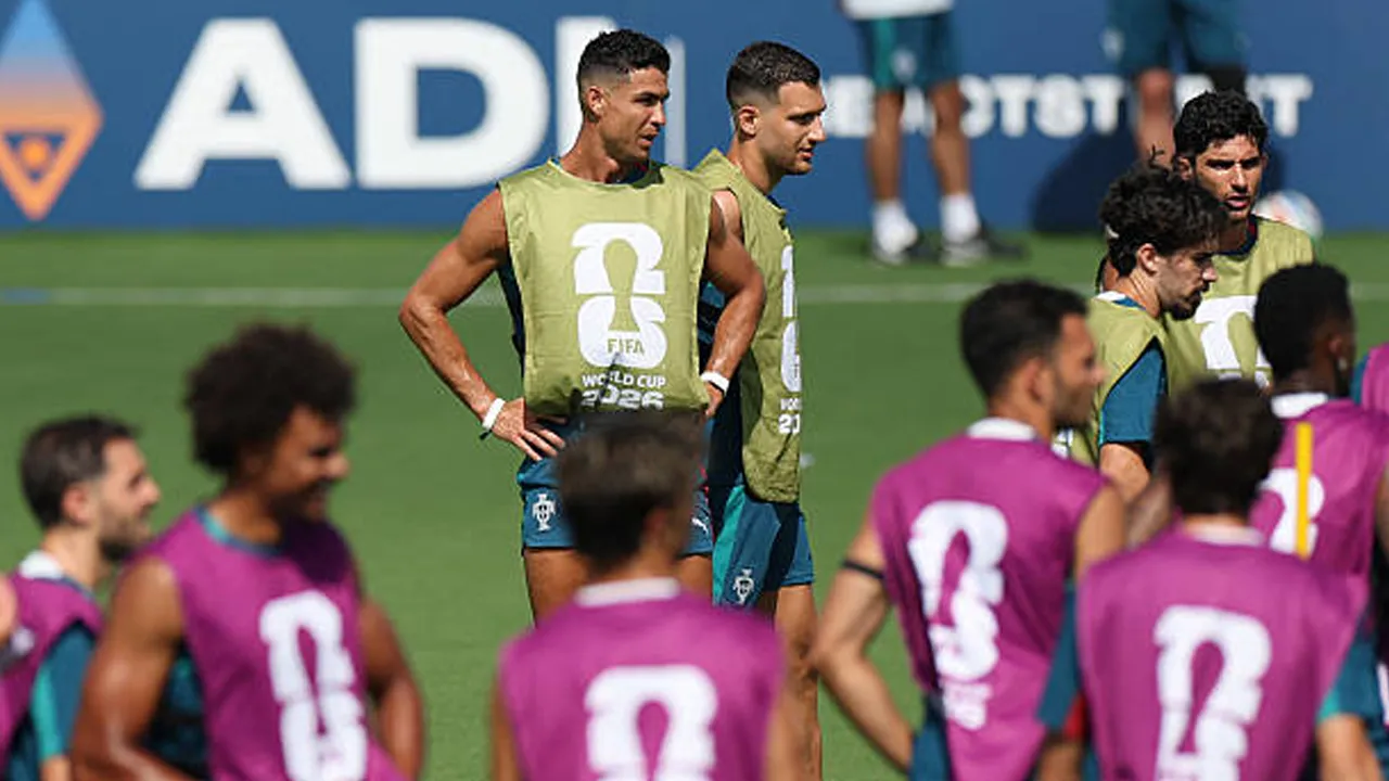 Minta Publik Portugal Tetap Tenang, Diogo Dalot Bela Cristiano Ronaldo