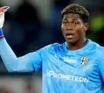 Zion Suzuki Diburu Aston Villa dan Leeds, Parma Berharap Perang Tawaran