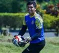 Arema FC Pertahankan Duo Kiper Adi Satryo dan Gianluca Pandeynuwu
