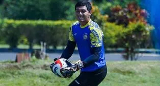 Arema FC Pertahankan Duo Kiper Adi Satryo dan Gianluca Pandeynuwu