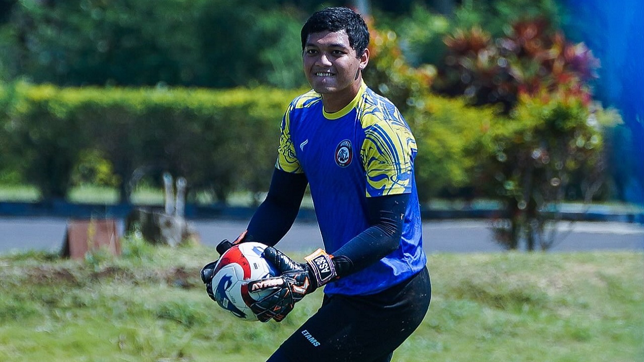 Arema FC Pertahankan Duo Kiper Adi Satryo dan Gianluca Pandeynuwu