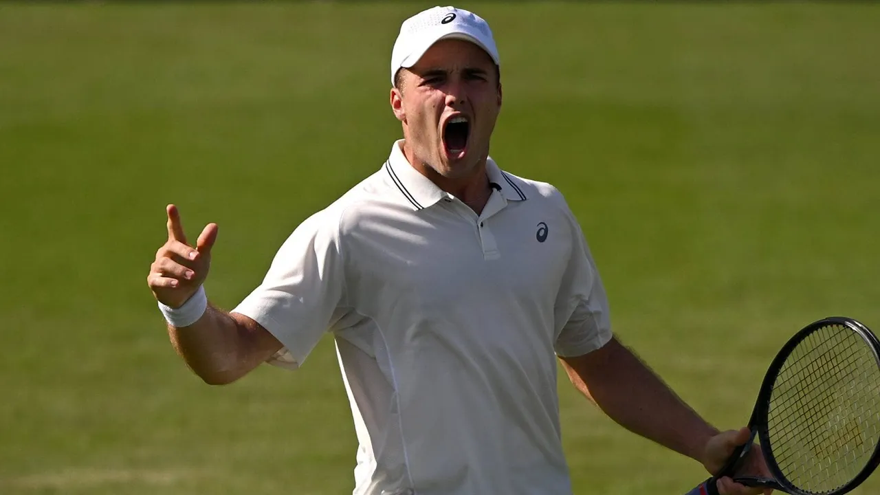 Arthur Fery Jatuh Bangun Amankan Kemenangan Pertama Di Eastbourne