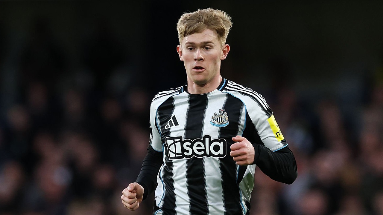 Manchester United Tak Punya Rencana Rekrut Lewis Hall