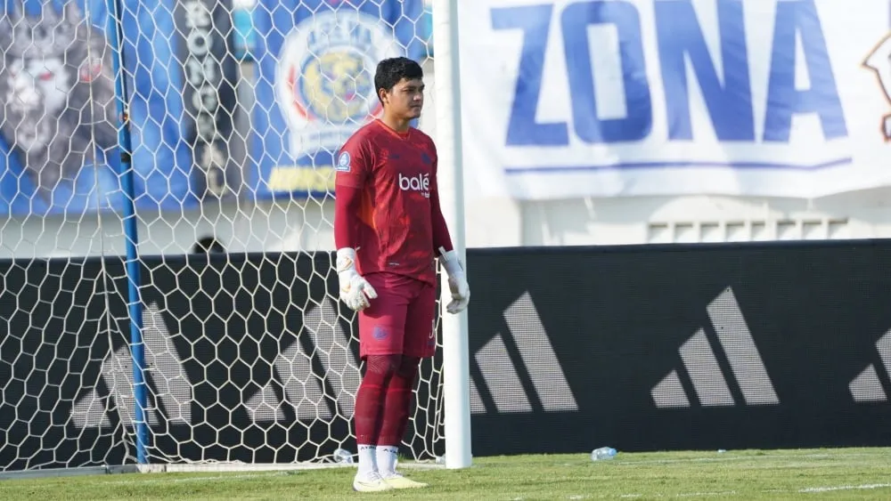 Stabilitas Arema FC Terjaga: Adi Satryo dan Gianluca Bertahan di Lini Belakang - sumber: (ileagueid)