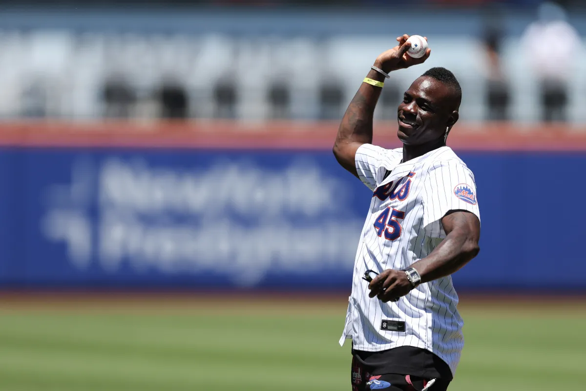 Balotelli Unjuk Gaya Lempar Bola di Pertandingan New York Mets - sumber: (footballitalia)