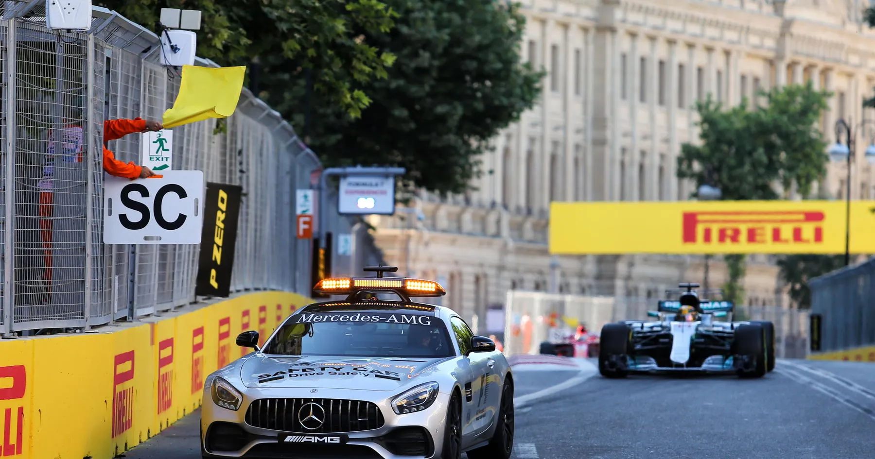Insiden Kontroversial: Vettel Tabrak Hamilton di GP Azerbaijan - sumber: (racingnews365)