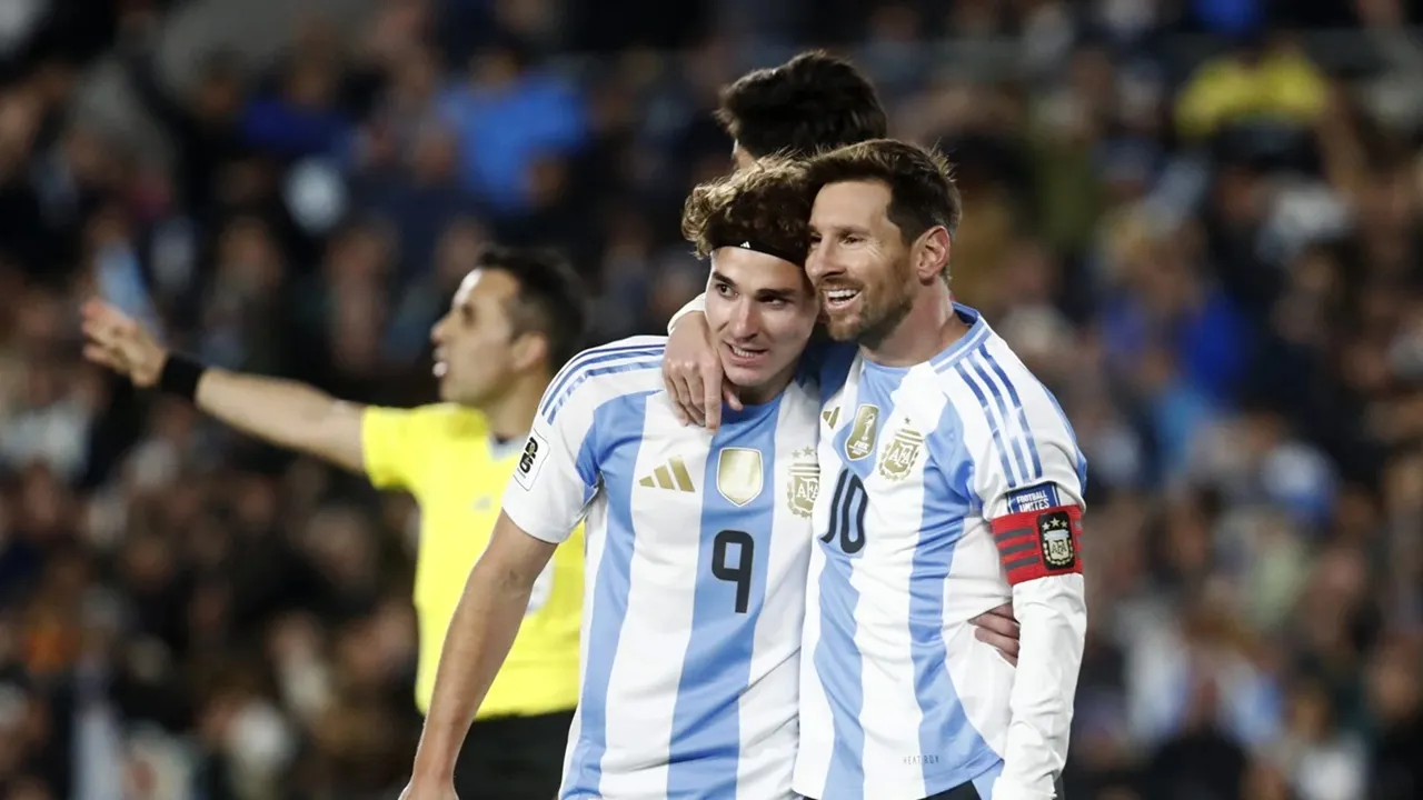 Julian Alvarez Minta Saran dengan Lionel Messi Mengenai Barcelona