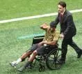 Kone Sampaikan Terima Kasih pada Suporter dari Kursi Roda Usai Cedera Horor