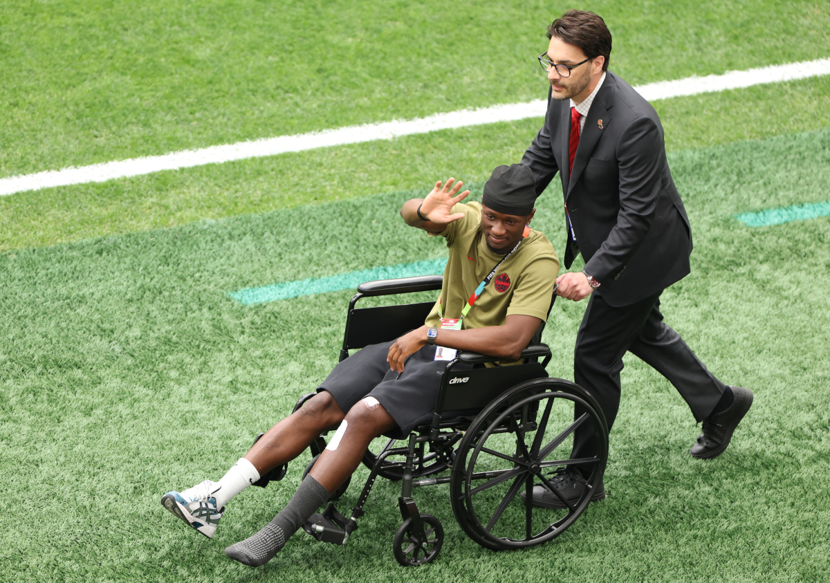 Kone Sampaikan Terima Kasih pada Suporter dari Kursi Roda Usai Cedera Horor