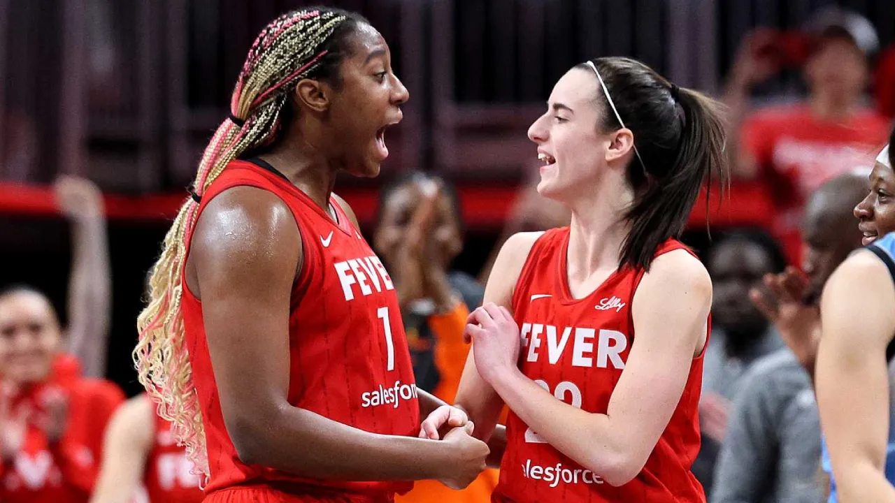 Aliyah Boston menempati posisi teratas dengan 683.996 suara, unggul tipis atas rekan setimnya, Caitlin Clark, yang mengumpulkan 670.510 suara untuk WNBA All-Star 2026. (Foto: AP)