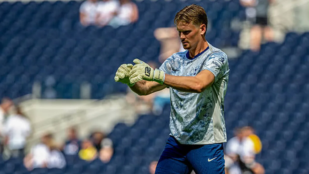 Belum Pasti Jadi Kiper Utama, Antonin Kinsky Ingin Bertahan di Tottenham