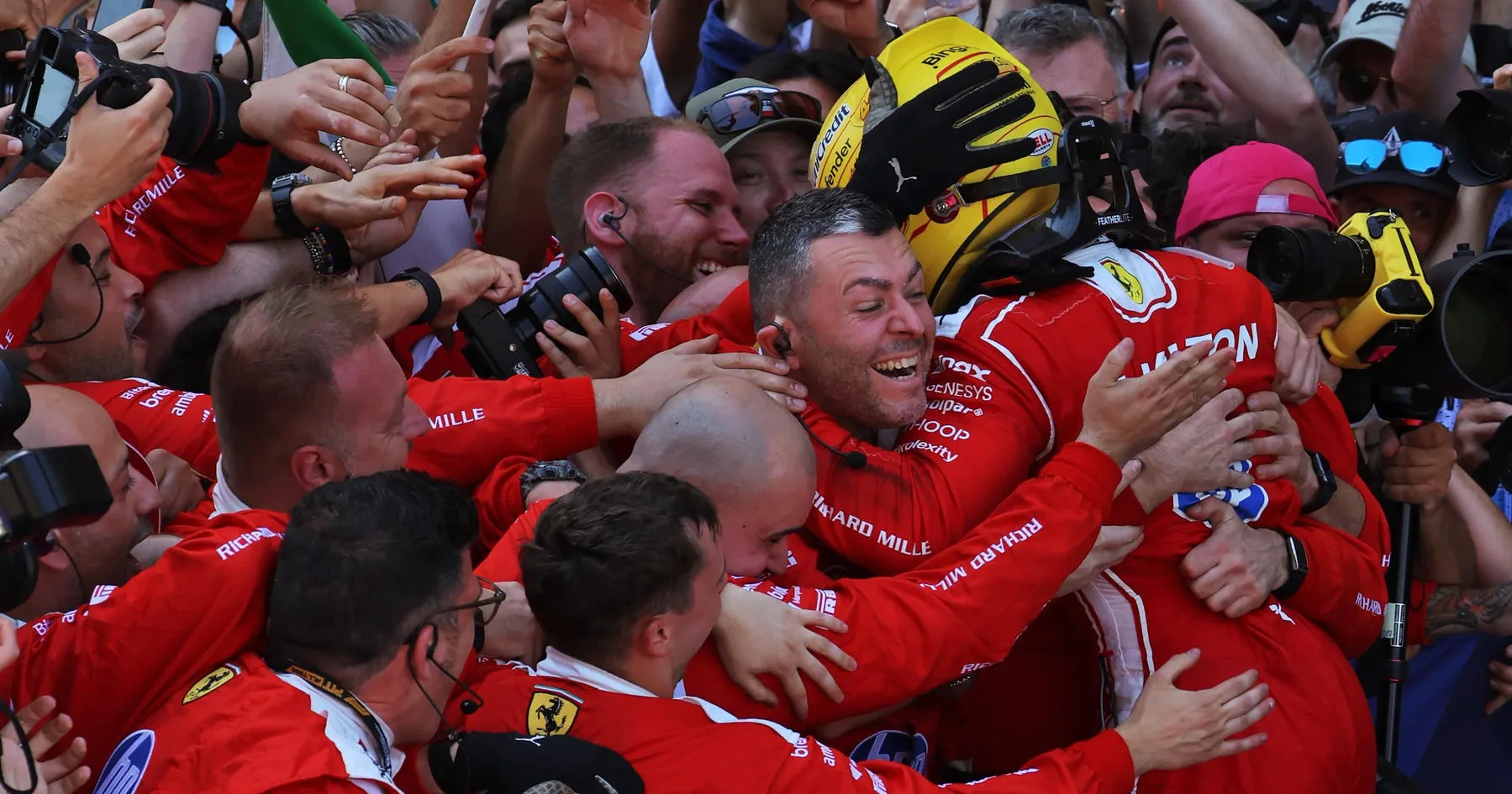 Hamilton Ajak Ferrari Kerahkan Segala Upaya Hadapi Mercedes - sumber: (racingnews365)