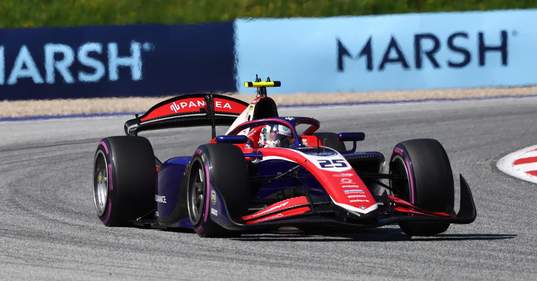 John Bennett Raih Kemenangan Perdana di Sprint F2 Austria - sumber: (racingnews365)