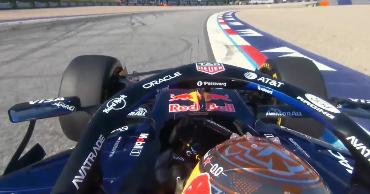 Max Verstappen Acungkan Jari ke George Russell dalam Insiden Tersembunyi - sumber: (racingnews365)