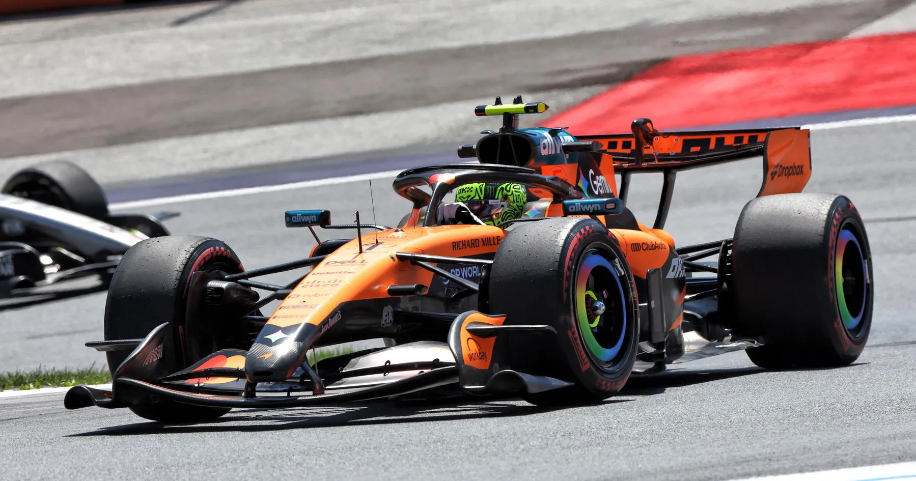 McLaren Ungkap Alasan Pencabutan Upgrade Sayap Belakang - sumber: (racingnews365)