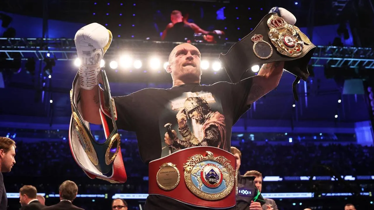 Oleksandr Usyk mengatakan sudah saatnya memberikan kesempatan kepada para penantang lain untuk memperebutkan gelar juara dunia. (Foto: Fight TV)