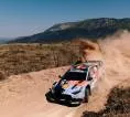 Thierry Neuville Lega Menutup Reli Hari Jumat dengan Berada di Puncak