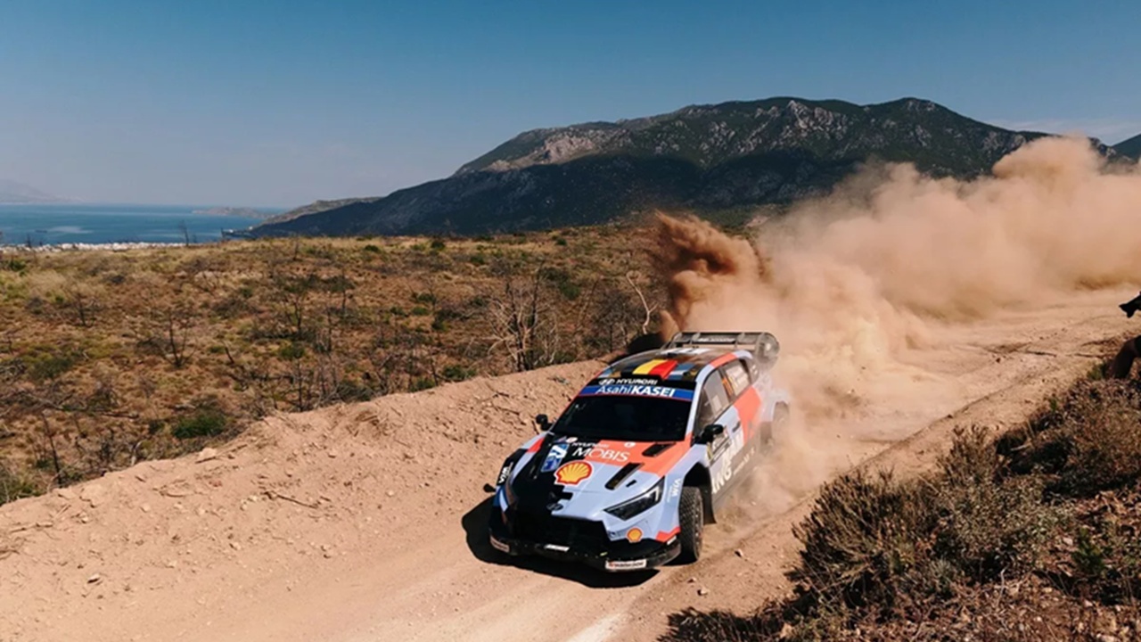 Thierry Neuville Lega Menutup Reli Hari Jumat dengan Berada di Puncak