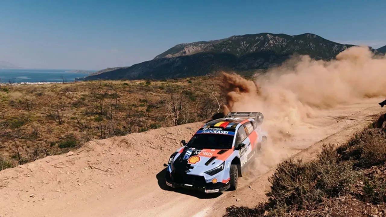 Thierry Neuville Lega Menutup Reli Hari Jumat dengan Berada di Puncak