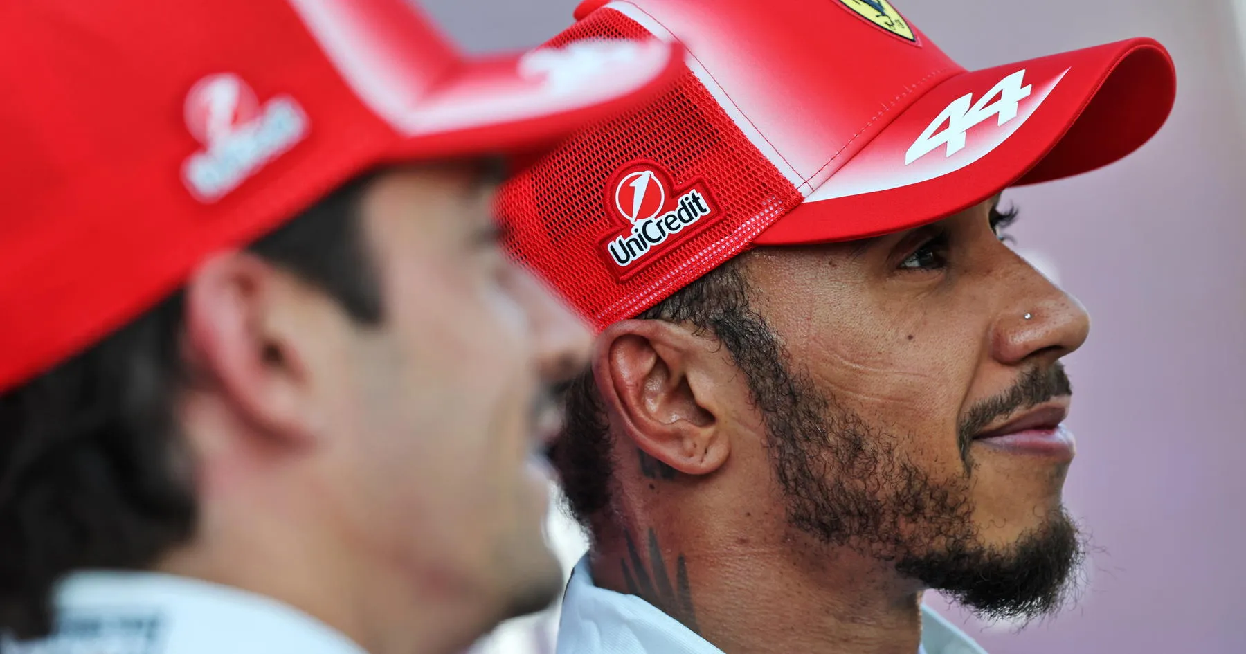 Hamilton Sebut Keunggulan Bersama Leclerc di Lintasan - sumber: (racingnews365)