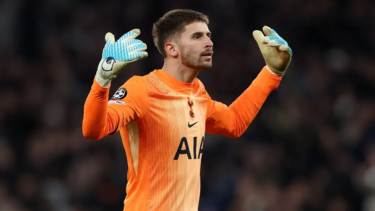 Juventus Lirik Guglielmo Vicario Jika Gagal Boyong Emiliano Martinez