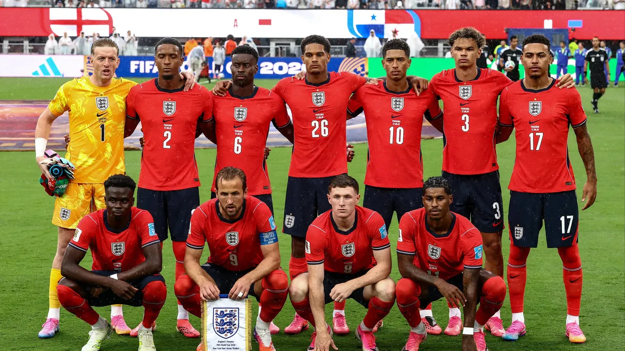 Lini belakang Timnas Inggris mendapatkan sorotan dari Gary Neville, meski The Three Lions sukses mengalahkan Panama dua gol tanpa balas pagi tadi (28/6) / via Getty Images