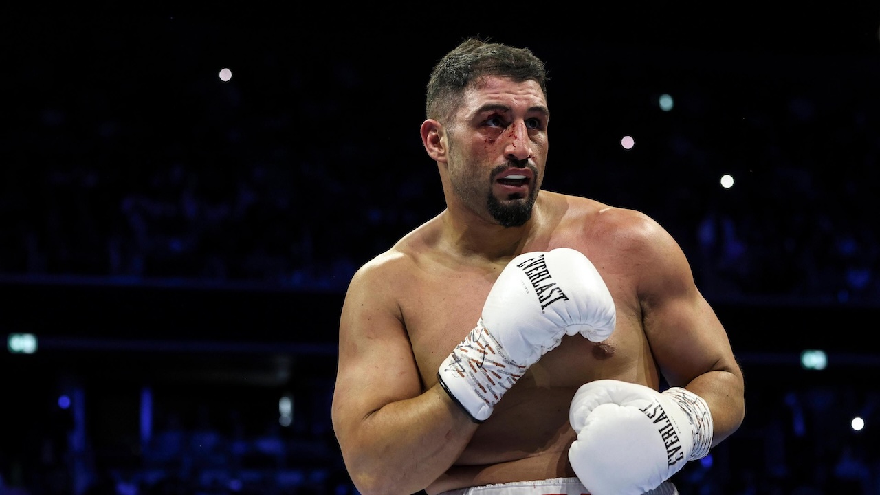 Agit Kabayel Hormati Keputusan Usyk Lepas Tiga Gelar Juara