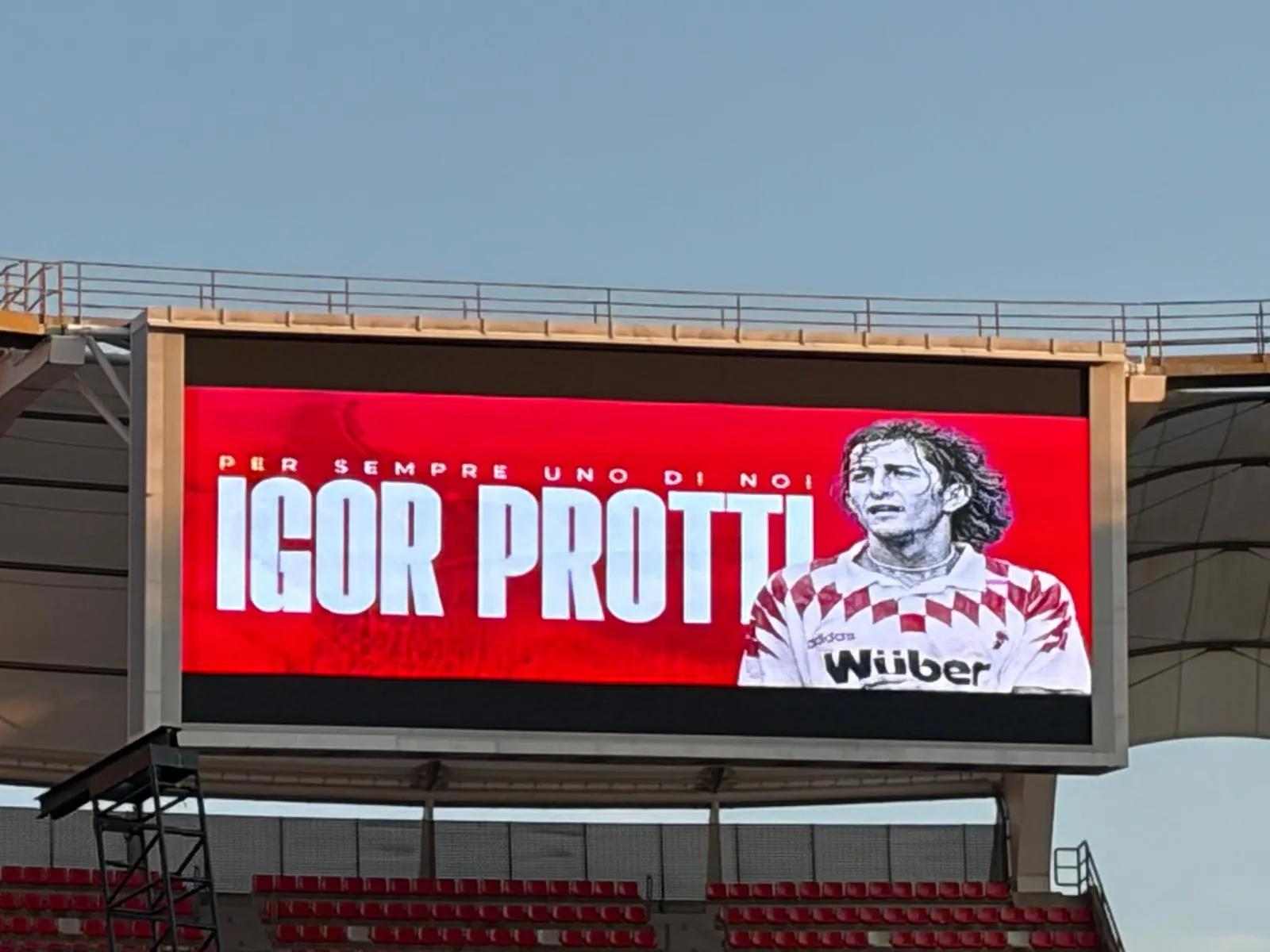 Bari Lepas Protti dengan Haru dalam Perpisahan Emosional - sumber: (footballitalia)