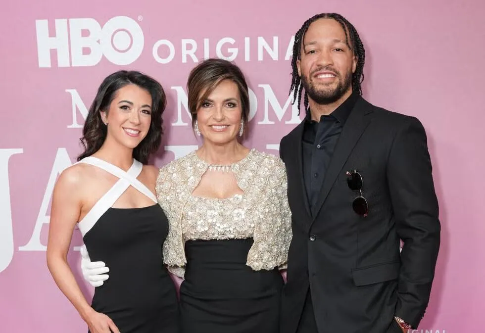 Jalen Brunson Berikan Kejutan Manis untuk Mariska Hargitay - sumber: (mainbasket)