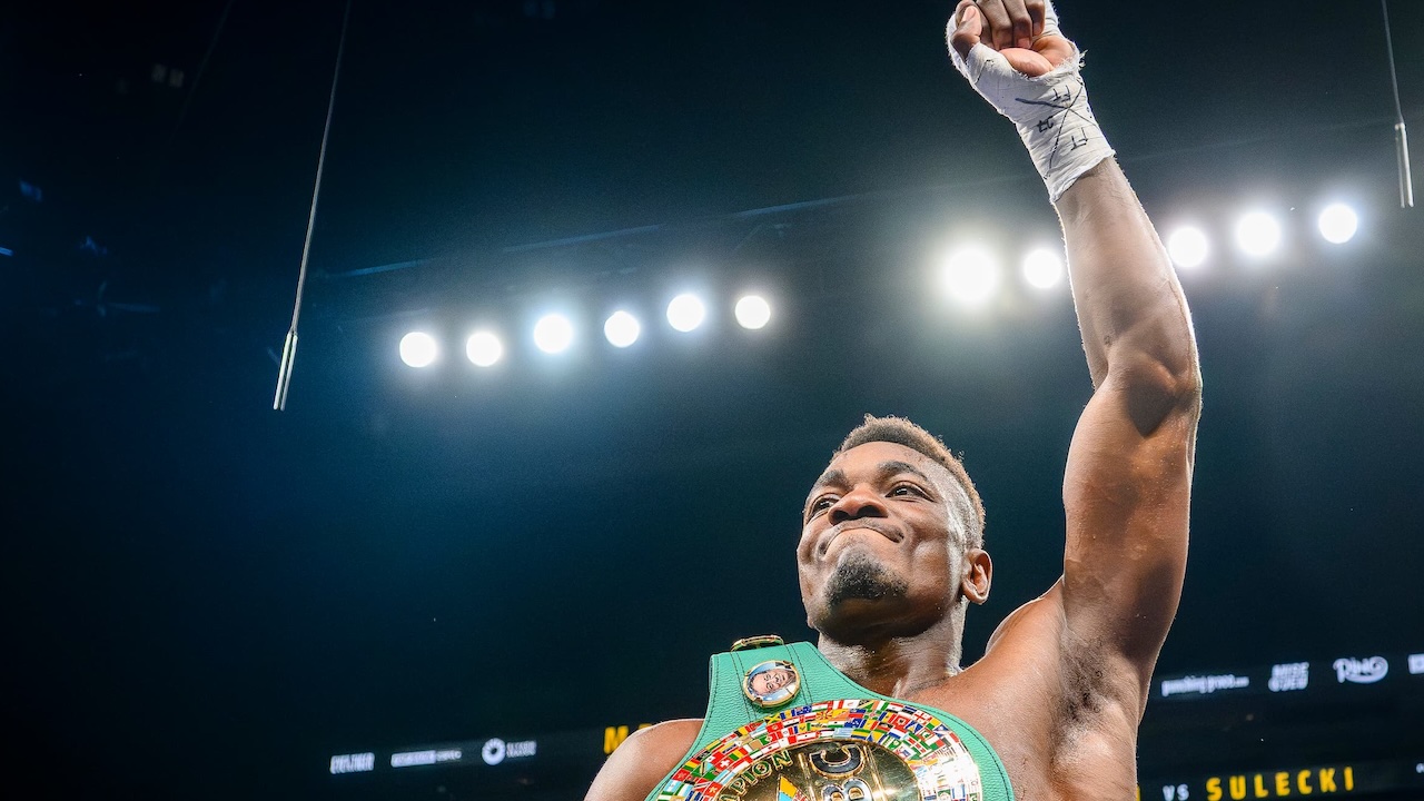 Legenda Promotor Ini Jagokan Christian Mbilli Menang atas Canelo Alvarez