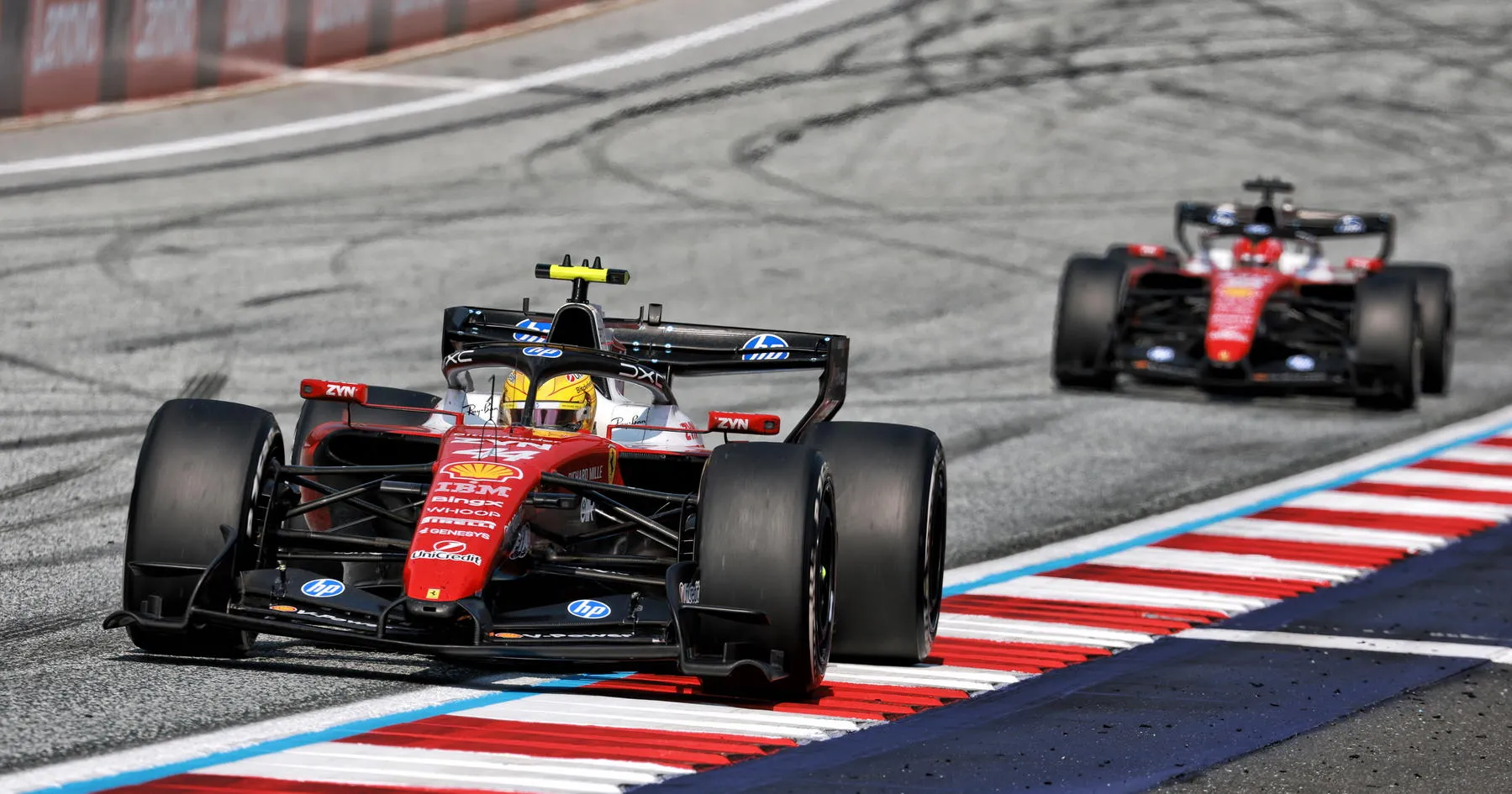 Lewis Hamilton Heran dengan Penurunan Performa Ferrari - sumber: (racingnews365)