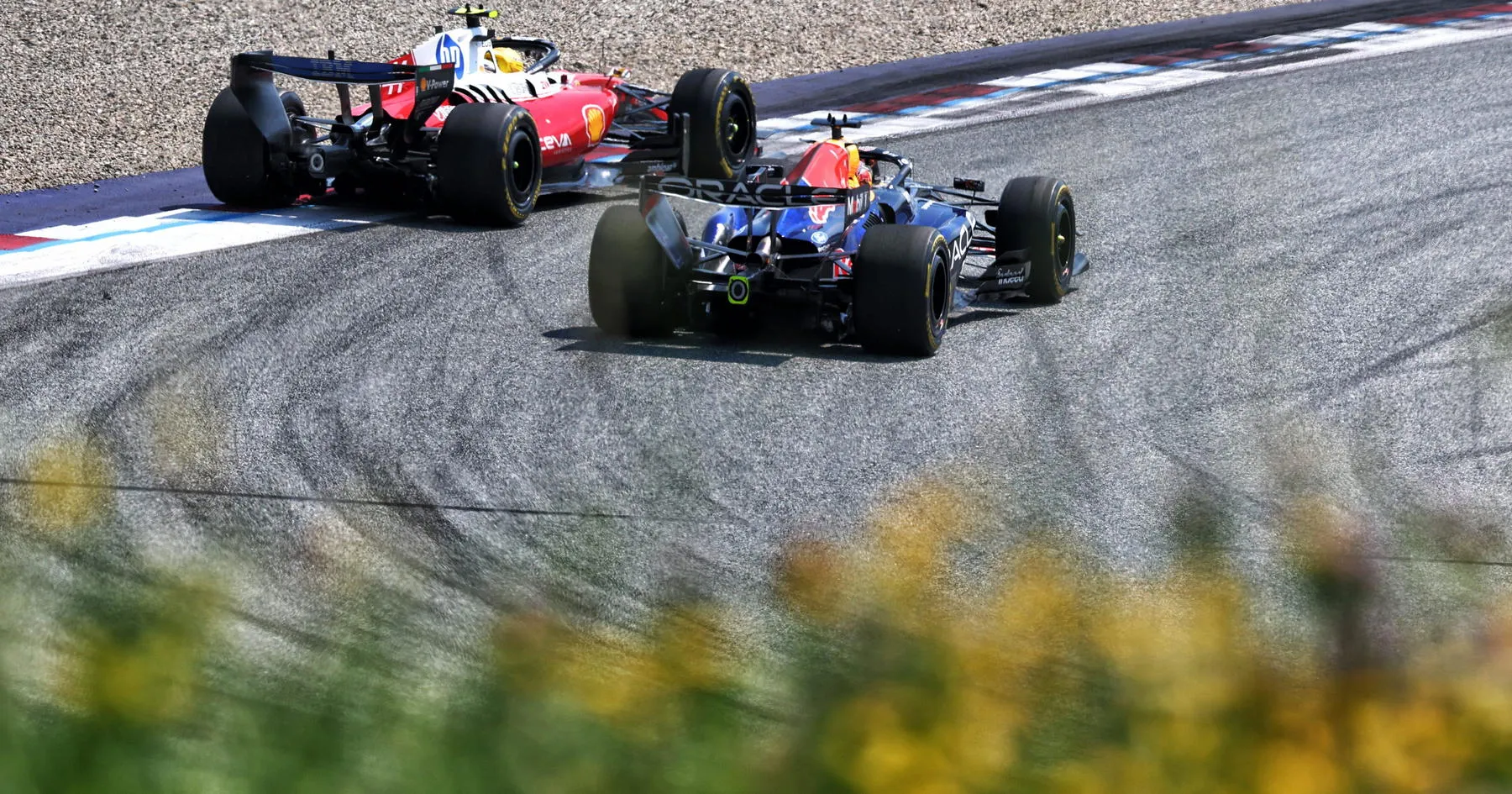 Lewis Hamilton Tanggapi Klaim Penalti Max Verstappen - sumber: (racingnews365)