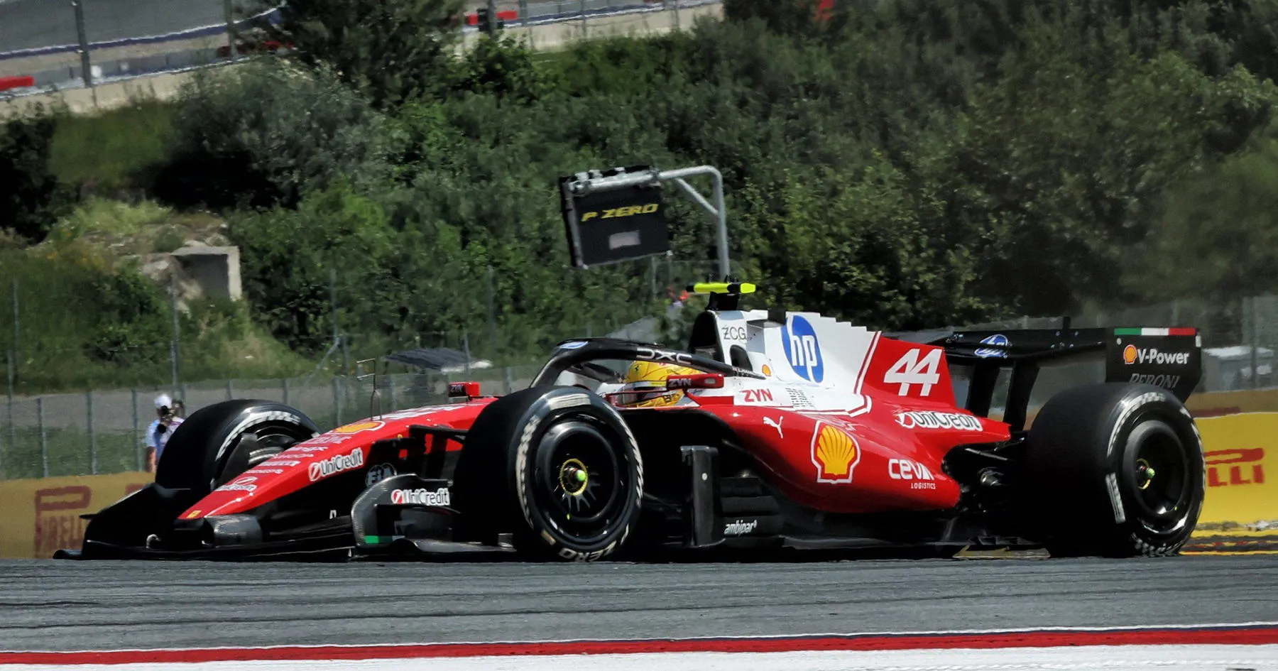Lewis Hamilton Ungkap Penyebab Kemunduran Ferrari di Austria - sumber: (racingnews365)